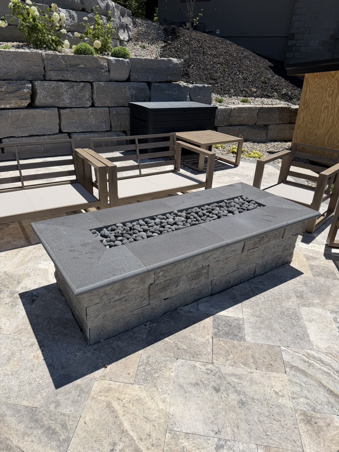 Heavy-duty structural retaining wall base block leveling