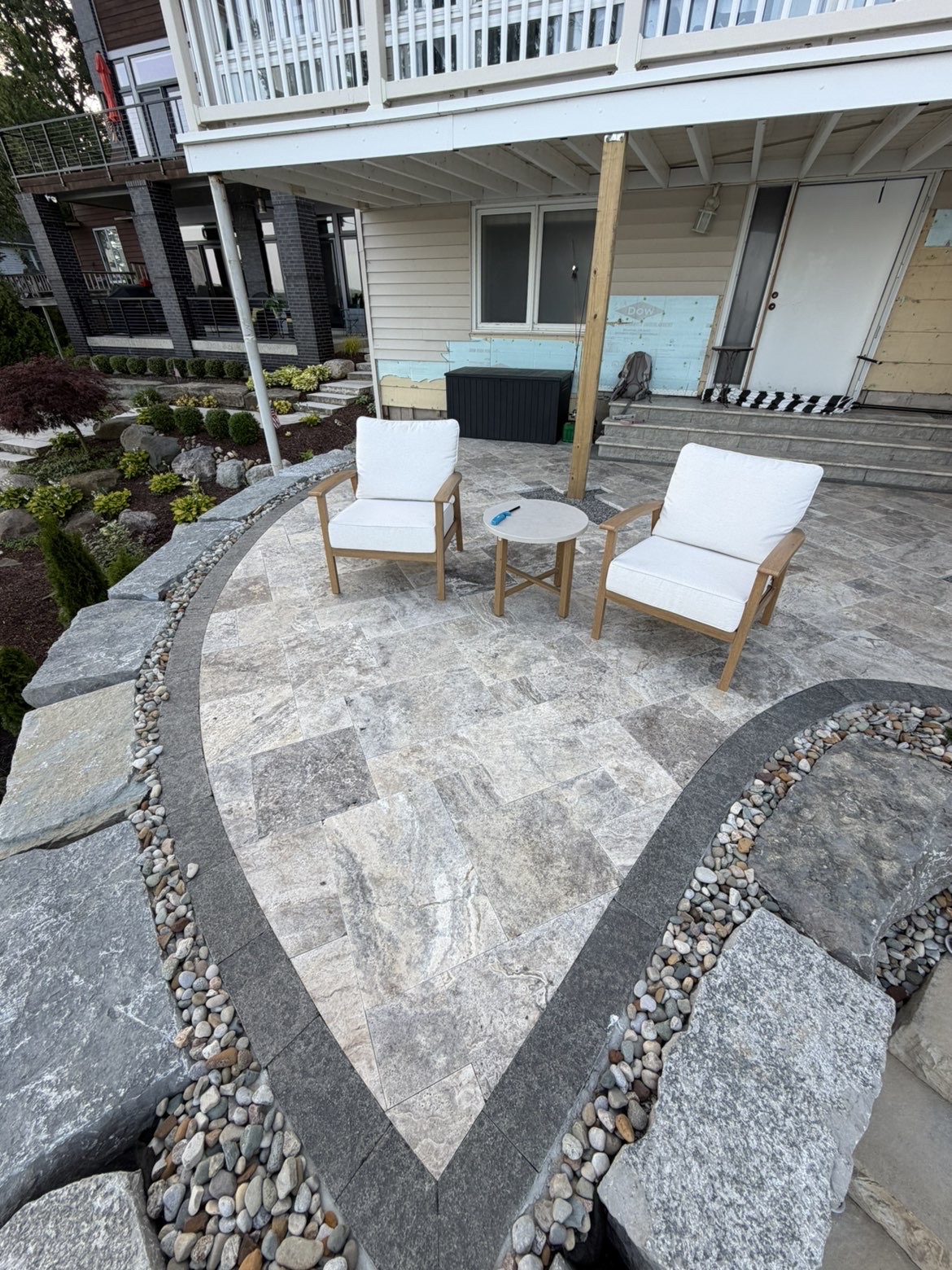 Side view of multi-tiered retaining wall system