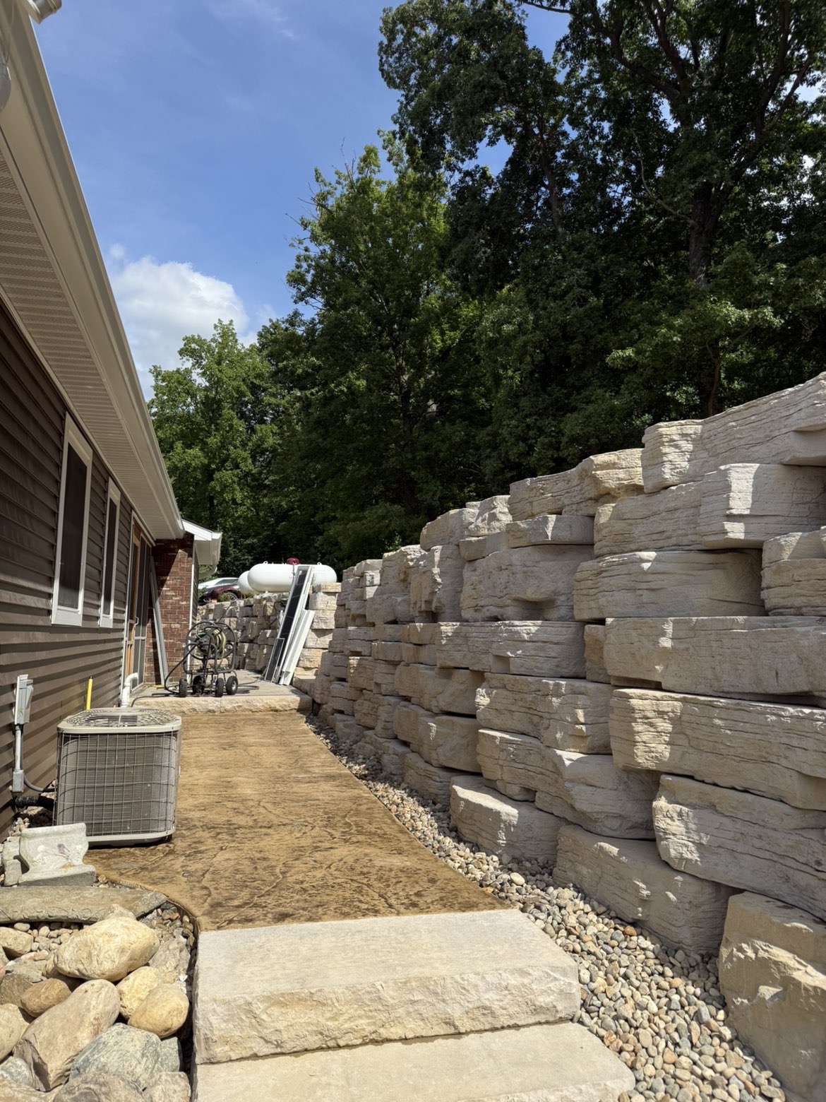 Backfill compaction and gravel drainage layer behind retaining wall