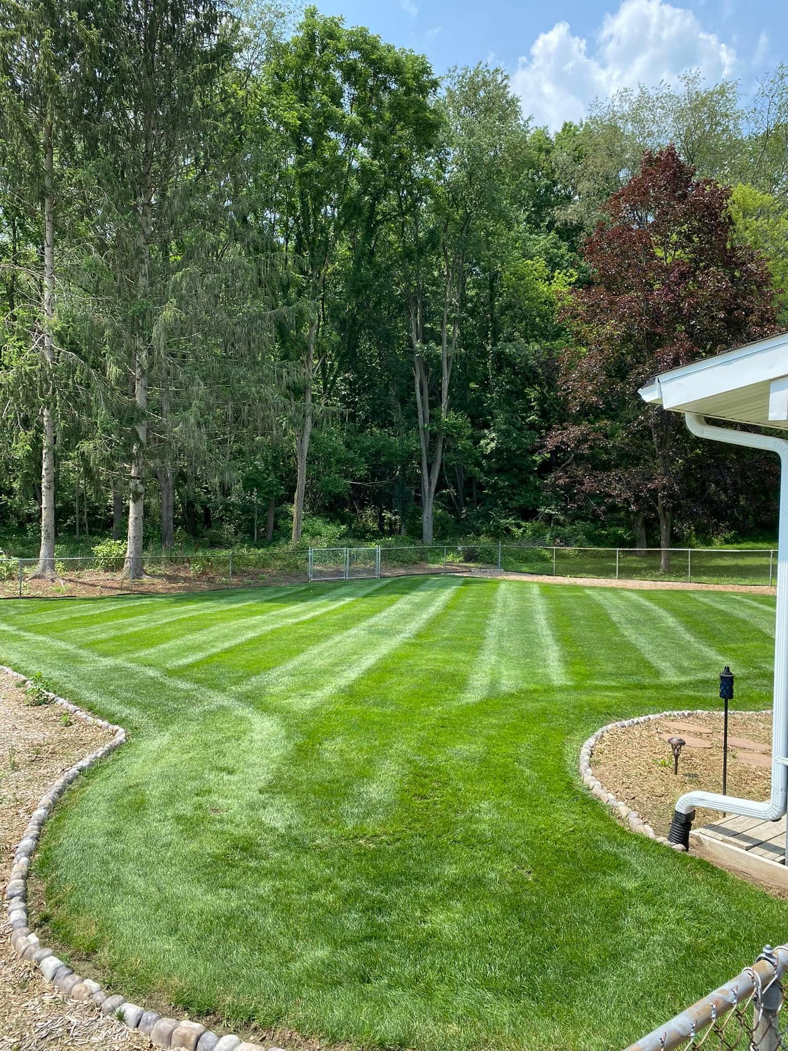 Clean perimeter trimming along landscape borders